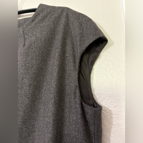 Agnona Gray Sheath Dress. Cap Sleeves, Side Pockets, Back Zip. Timeless Elegance - Picture 6 of 15